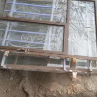 سه عدد پنجره آهنی