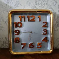 ساعت دیواری نقره ای