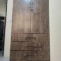 کمد آویز لباس سه کشو  و درب اتاقی بدون قفل