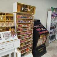 همکار خانم گالری آرایشی