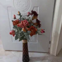 گلهای رز زیبا با رنگهای ملایم همراه گلدان چوبی