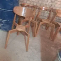کارگر برای رنگکاری چوب