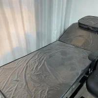 تخت دو تیکه و صندلی چرخ دار و دو عدد شلف دیواری|آرایشگاه و سالن‌های زیبایی|سنندج, |دیوار