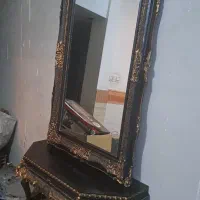 آینه با میز سالم و تمیز