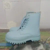 یک جفت پوتین ساقدار رنگ ابی