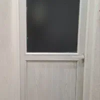 ۱ عدد درب چوبی. ۱ عدد درب آلمینیومی