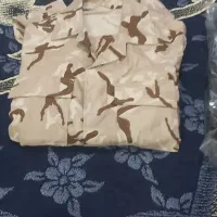 یک دست لباس سربازی با یک جفت کفش نو