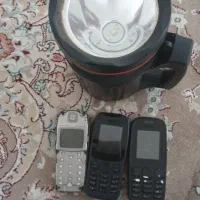 فروش ۳ عدد گوشی ساده و چراغ قوه