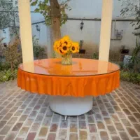 میز گرد سفید با شیشه