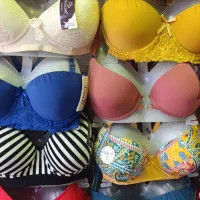 فروشنده خانم در پوشاک زنانه