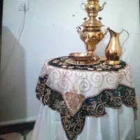 سماور برنجی و میز و رومیزی