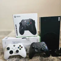 یک دستگاه Xbox Series S دو دسته در حد نو|کنسول، بازی ویدئویی و آنلاین|اندیشه, اندیشه فاز ۱|دیوار