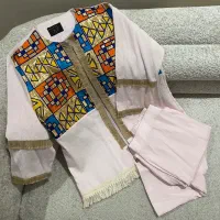 تعدادی لباس نو برای مغازه