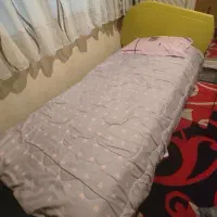 تخت یک نفره با دراور آینه دار و میز کنار تخت