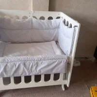 تخت کنار مادر