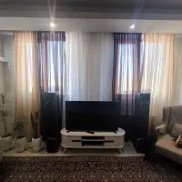 پرده حریر سالم میباشد رنگ کرم قهوه ای