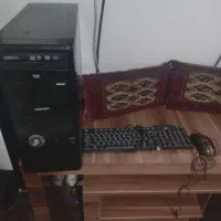 کیس کامپیوتر با موس و کیبرد