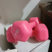 یک جفت دمبل ۵ کیلویی روهم ۱۰ کیلو