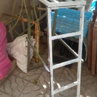چهار پایه محکم و و قابلیت باز شدن میباشد