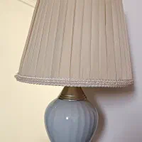 آباژور کنار تخت عسلی