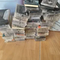 تعدادی نوار کاست وسی دی ودستگاه سی دی