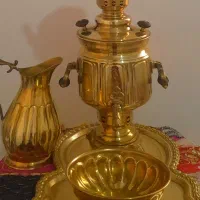 سماور زغالی دسته گوشواره‌ای برنجی برنزی با میز