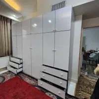 کمددیواری سفیدرنگ بسیارجادار ومتحرک باکسی