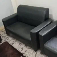 مبل چرم اداری تمیز ۴نفره بدلیل جابجایی