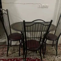 میز وچهار صندلی''یک تلویزیون ۱۴ رنگی هم هست