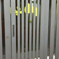 ویترین مغازه لباس و میز