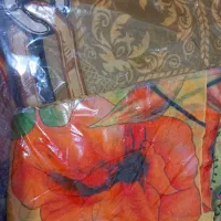 تعدادی سال و روسری.نو. به دلیل تغییر شغل فقط۱۲۵