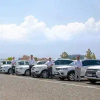 راننده با خودرو در اختیار شرکت دارویی