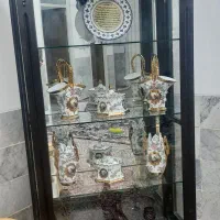 بوفه به همراه ظروف گل برجسته داخل بوفه