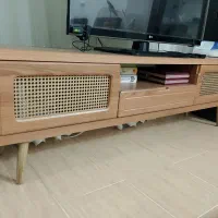 یک میز تی وی با کنسول ست هم رنگ‌همدیگه میباشن