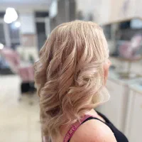 ارائه خدمات زیبایی وارایشی مو