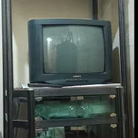 تلویزیون رنگی و میز قدی