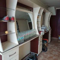 ویترین ارایشگاه و صندلی و سشوار ایستاده