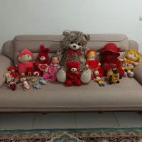 تعدادزیادی عروسک، ساعت ایستاده ،قفس پرنده