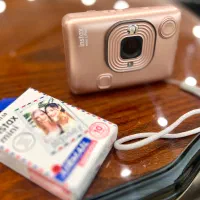 دوربین عکاسی چاپ سریع دارای یک بسته فیلم نو