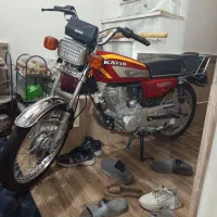 یک دستگاه موتور سیکلت کویر