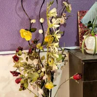 گلدان بزرگ سرامیکی زیبا طرح چوب همراه با گل