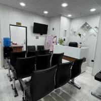 استخدام اپراتور لیزر وتزریق کار ژل و بوتاکس