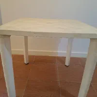 میز پلاستیکی