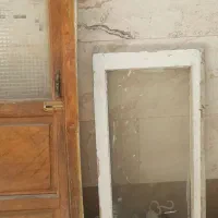 یک درب .چوپبی ویترین و نور گیر