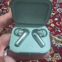 باسلام یک عدد ایرپاد وان پلاس اصل به فروش میرسد