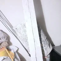 دوتا بشکه بنایی و تخته سه متری