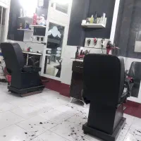 صندلی آرایشگری و اینه قدی