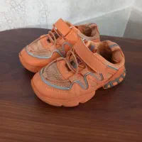 تعدای کفش و کتونی و صندل بچگانه