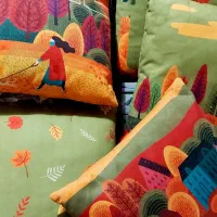 ۵ عدد کوسن و سه عدد تشک پنبه ای
