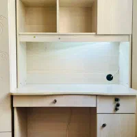میز تحریر با کتابخانه متصل به خود